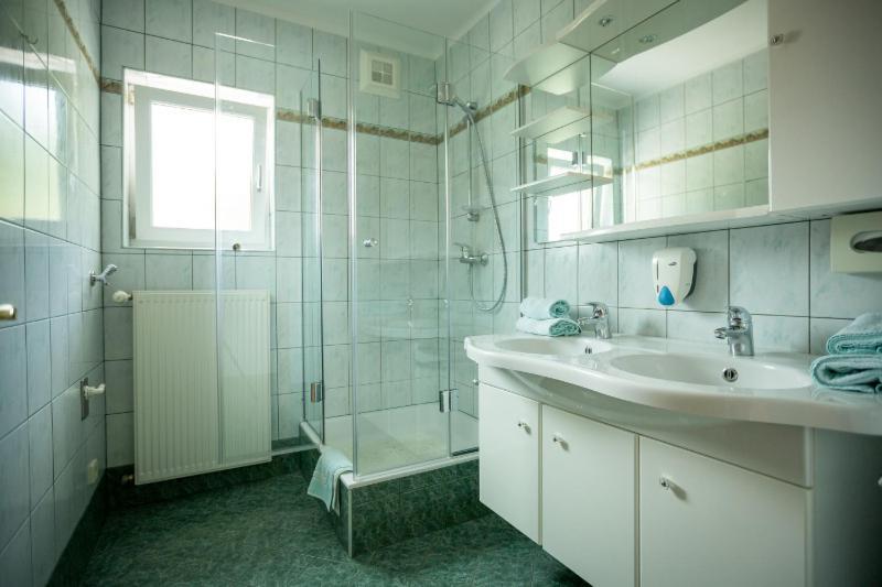 Appartements Caroline Осиах Екстериор снимка